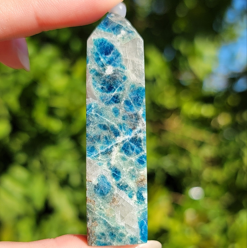 (C) NEW 0.7" x 2.62" x 0.6" UV REACTIVE SODALITE TOWER WITH PYRITE & QUARTZ